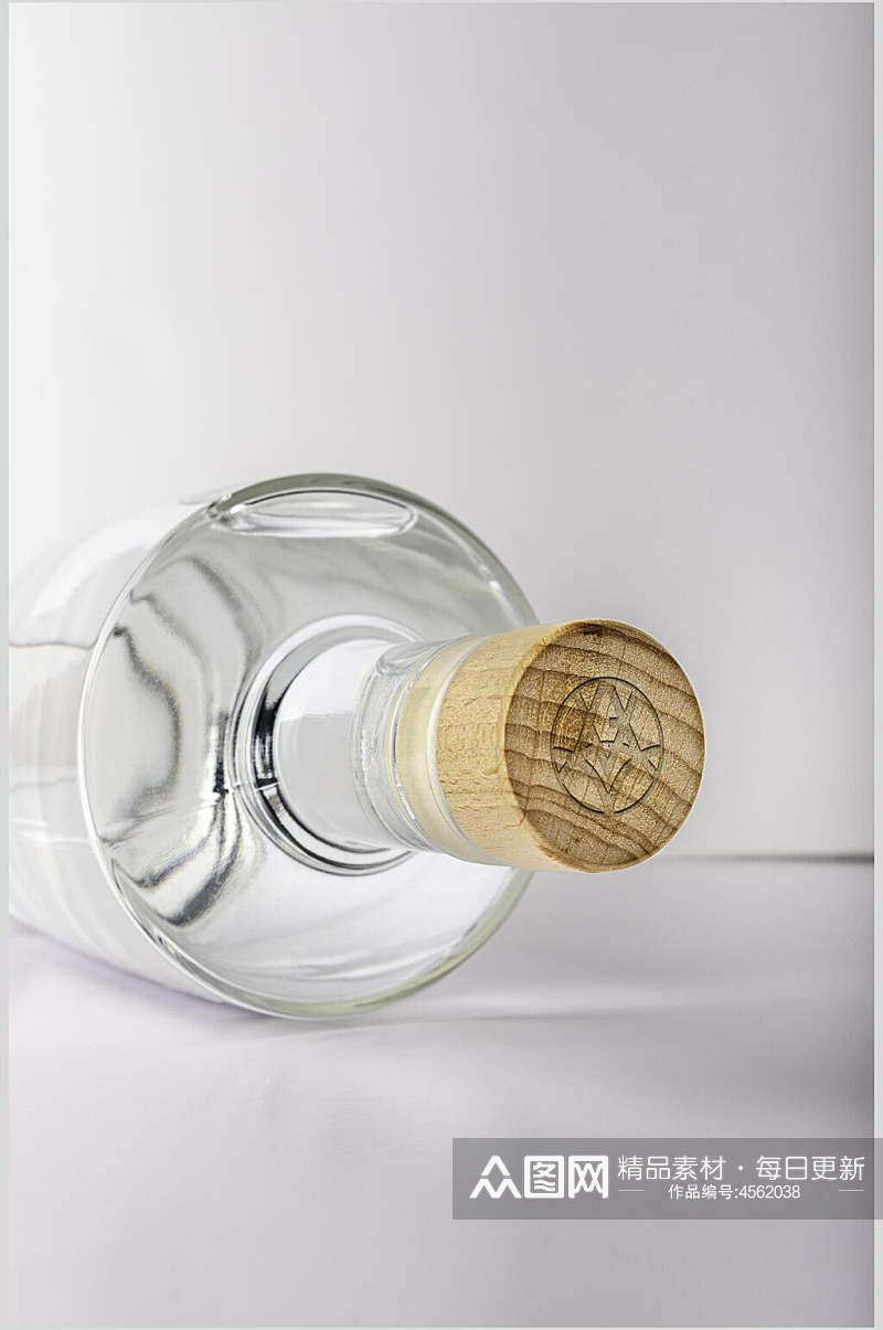 时尚经典透明玻璃酒瓶样机素材