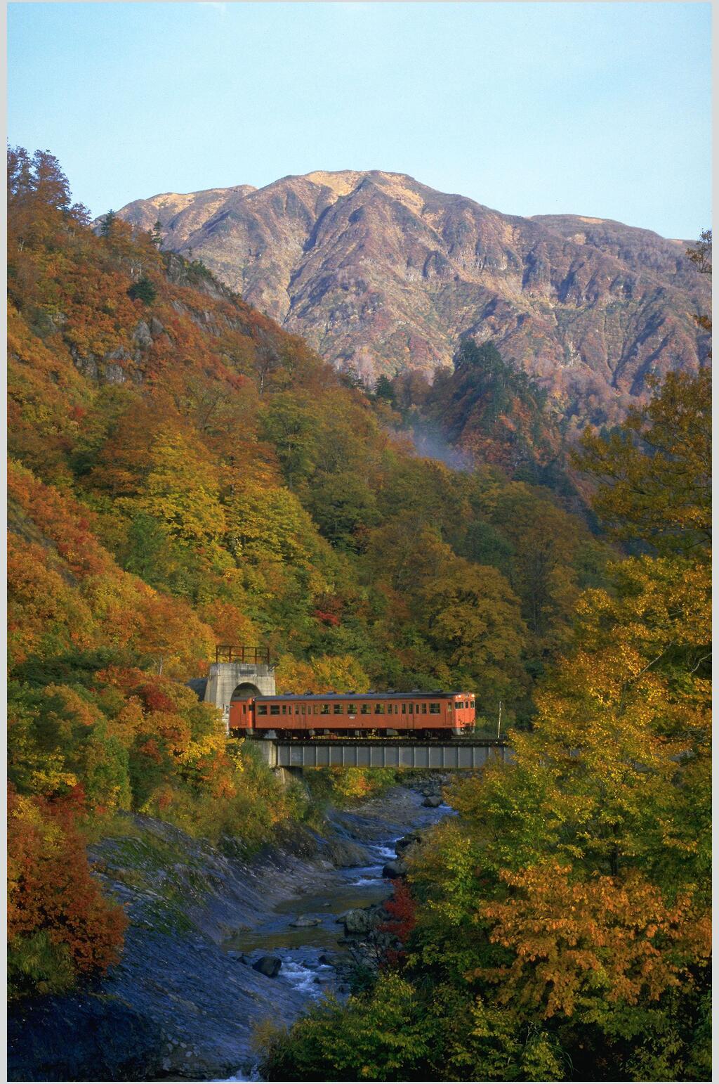 山脉跨河桥火车自然风光摄影图素材