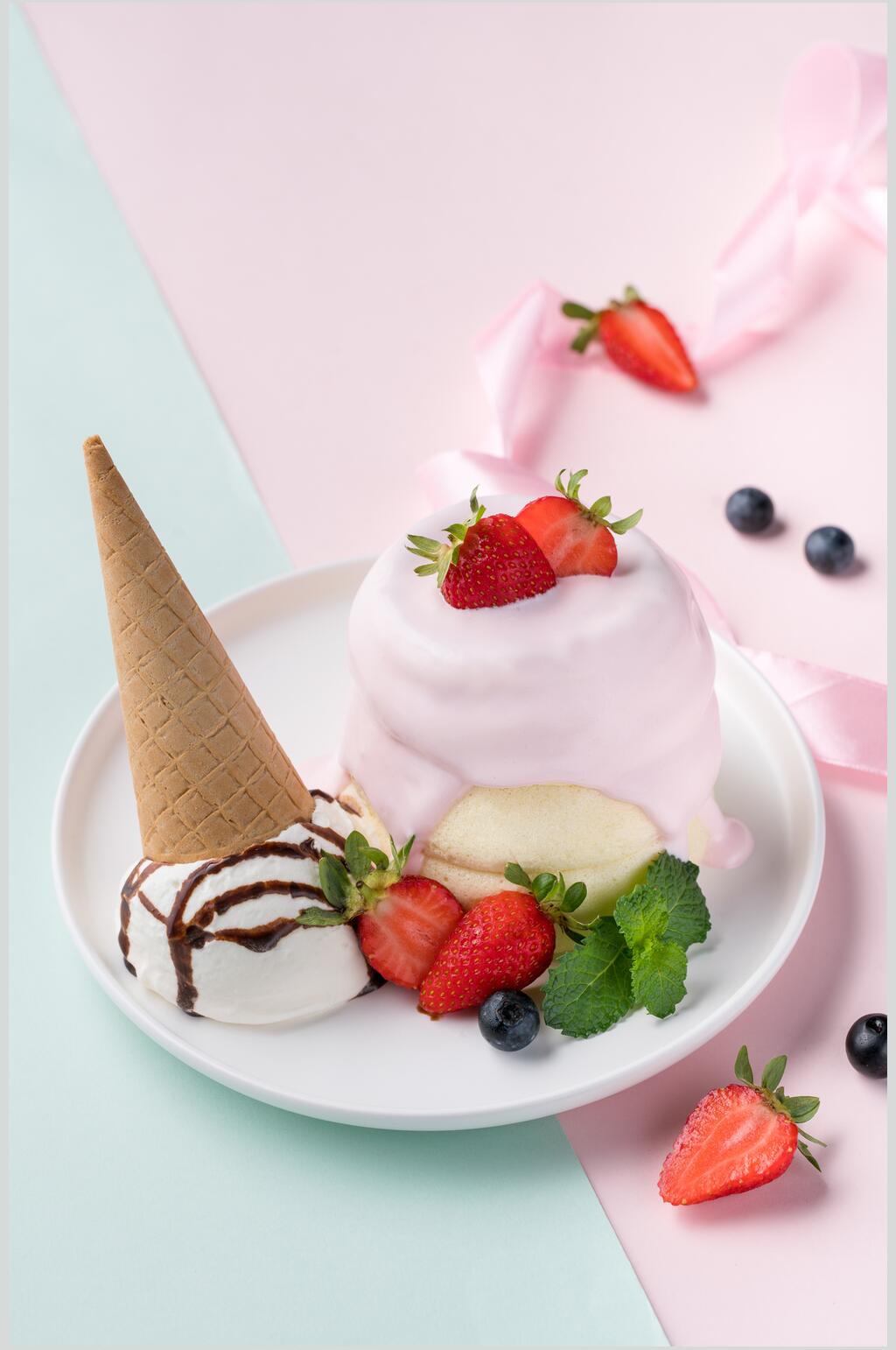 美味草莓甜筒蛋糕图片素材