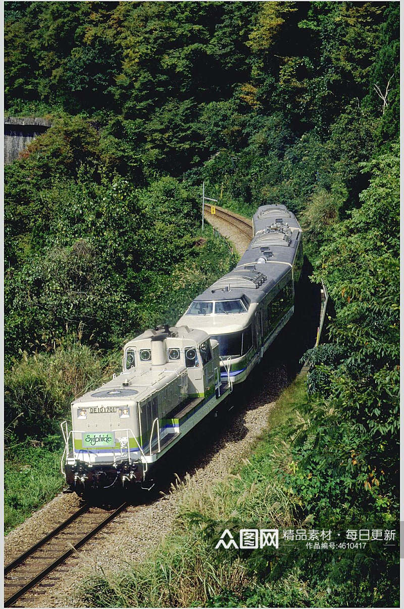 老式铁轨火车绿树自然风光摄影图素材