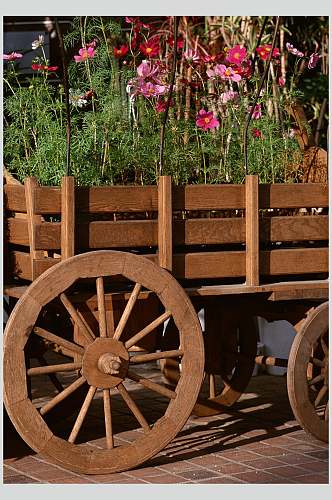 木质车轮车架堆花花园一角图片