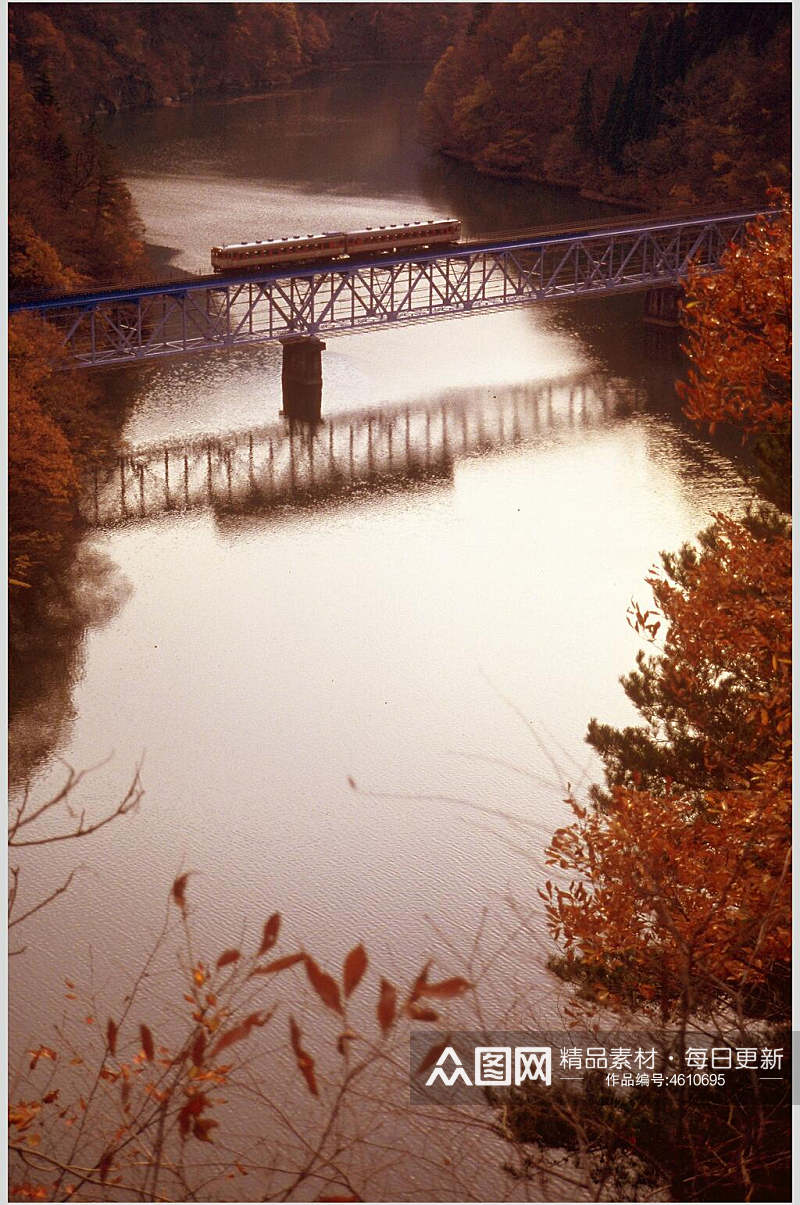 红灰色树木河水铁轨铁架自然风光摄影图素材