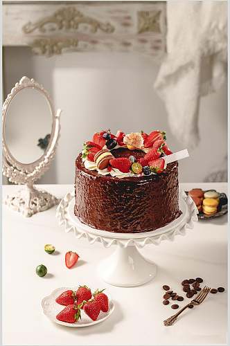 精致巧克力草莓蛋糕图片
