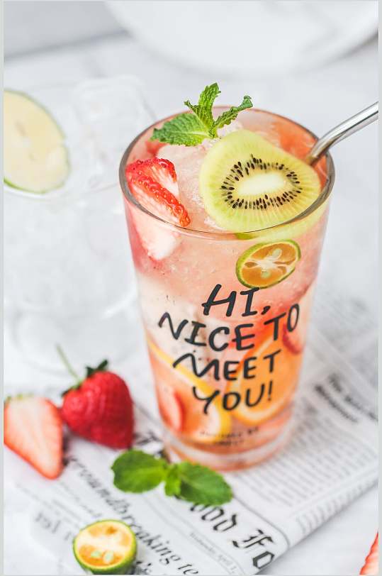 草莓猕猴桃竖版饮品高清摄影图片