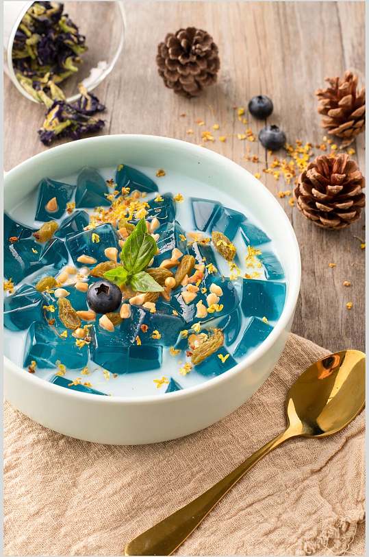 美味蓝莓冰粉甜品摄影图片