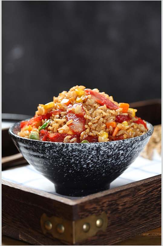 黑椒烤肠蛋炒饭图片-黑椒烤肠蛋炒饭素材下载-众图网