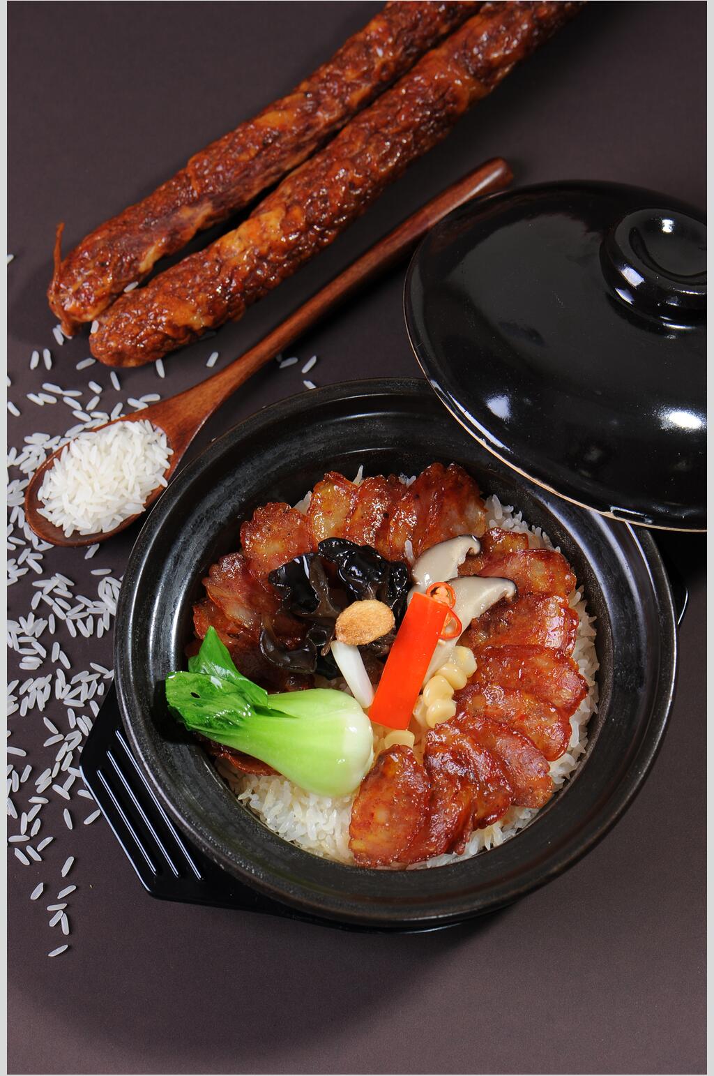 创意腊肠木耳蔬菜煲仔饭图片素材