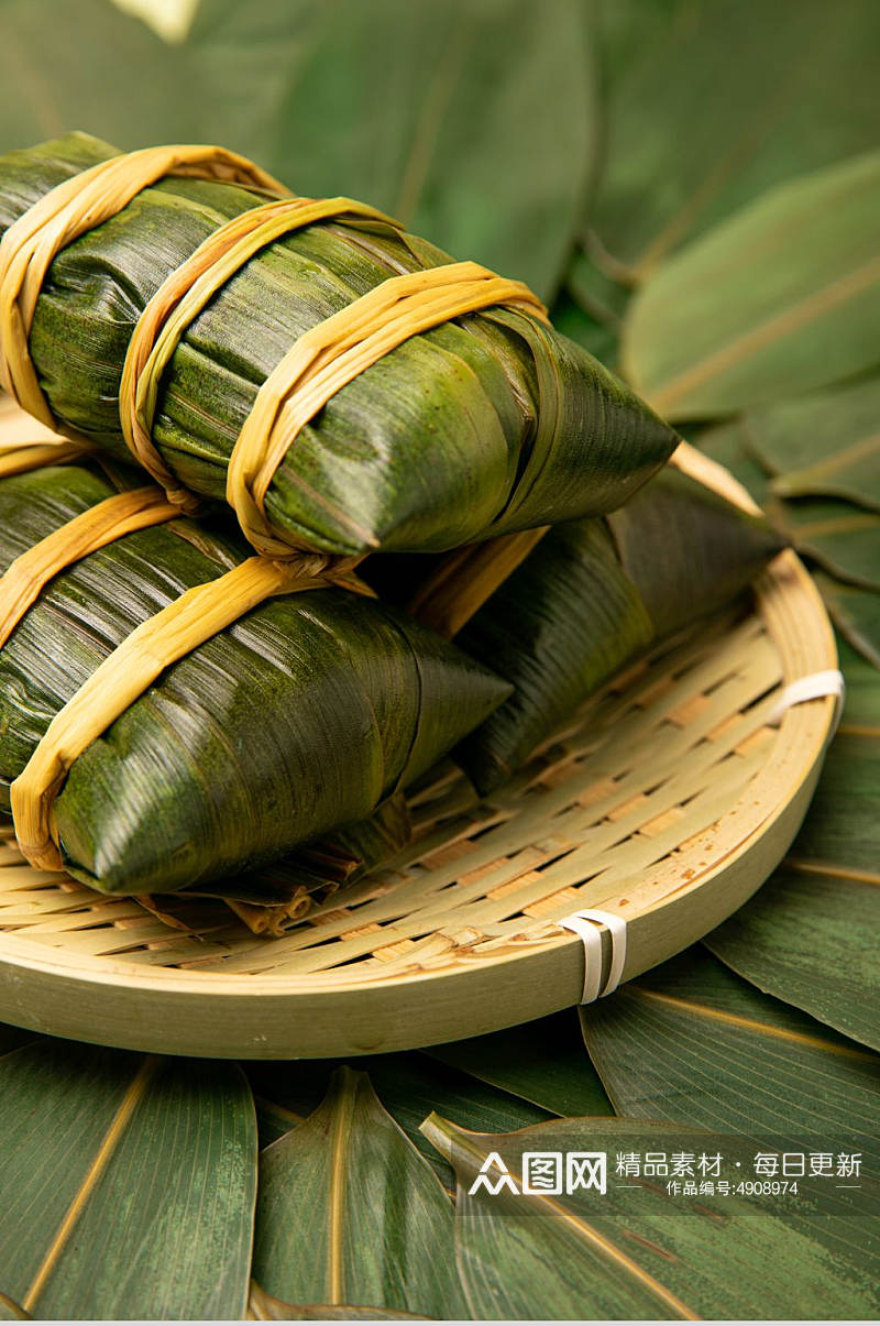 端午节绿色粽叶粽子传统美食摄影图片素材