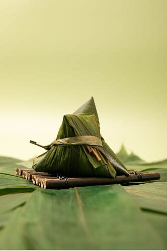 端午节绿色粽叶粽子传统美食摄影图片