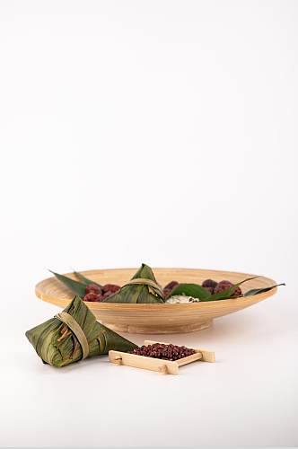 端午节木碗三角粽红枣传统美食摄影图片