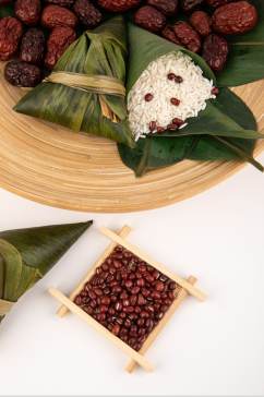 端午节木碗三角粽红枣传统美食摄影图片