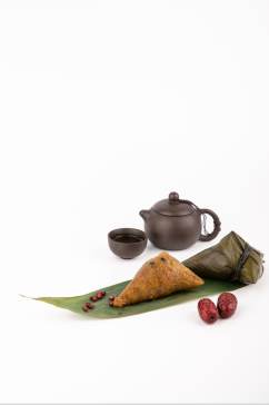 端午节茶具红枣三角粽传统美食摄影图片