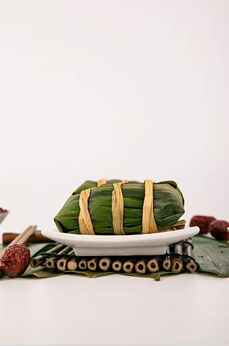 竹垫端午节粽子红枣传统美食摄影图片