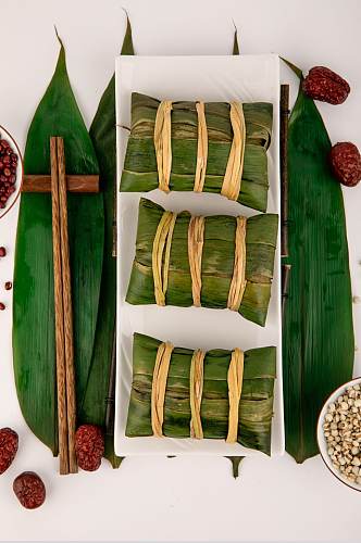 竹垫端午节粽子红枣传统美食摄影图片