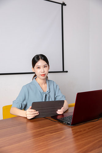 办公女性企业办公室人物摄影图片