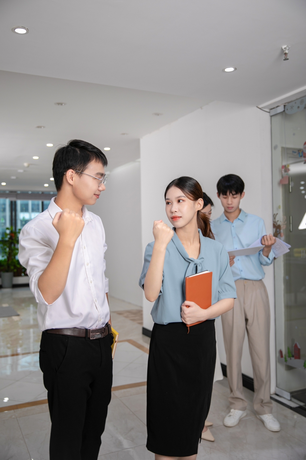 討論企業(yè)團(tuán)隊(duì)企業(yè)辦公室人物攝影圖片素材
