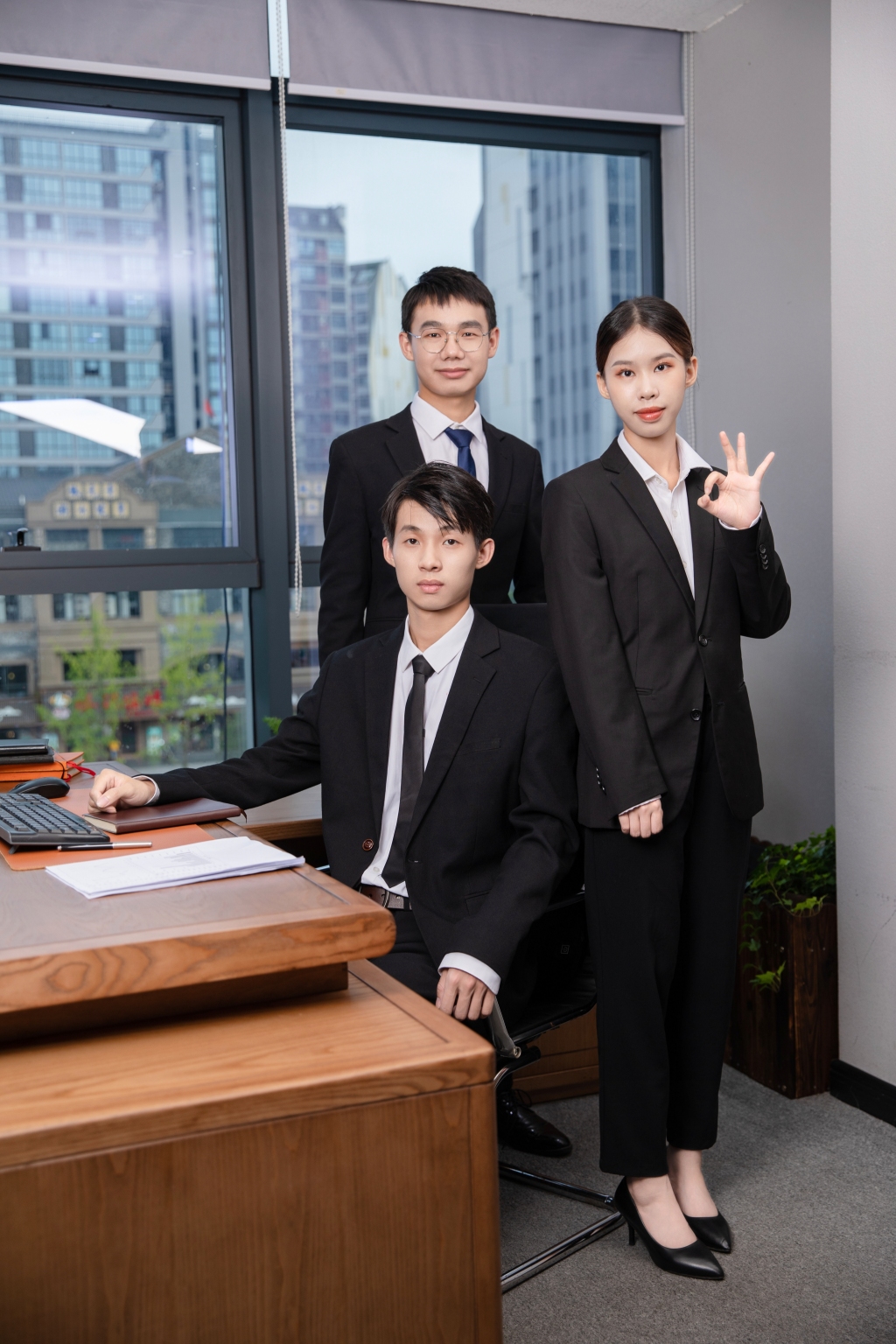 西裝企業(yè)團(tuán)隊企業(yè)辦公室人物攝影圖片素材