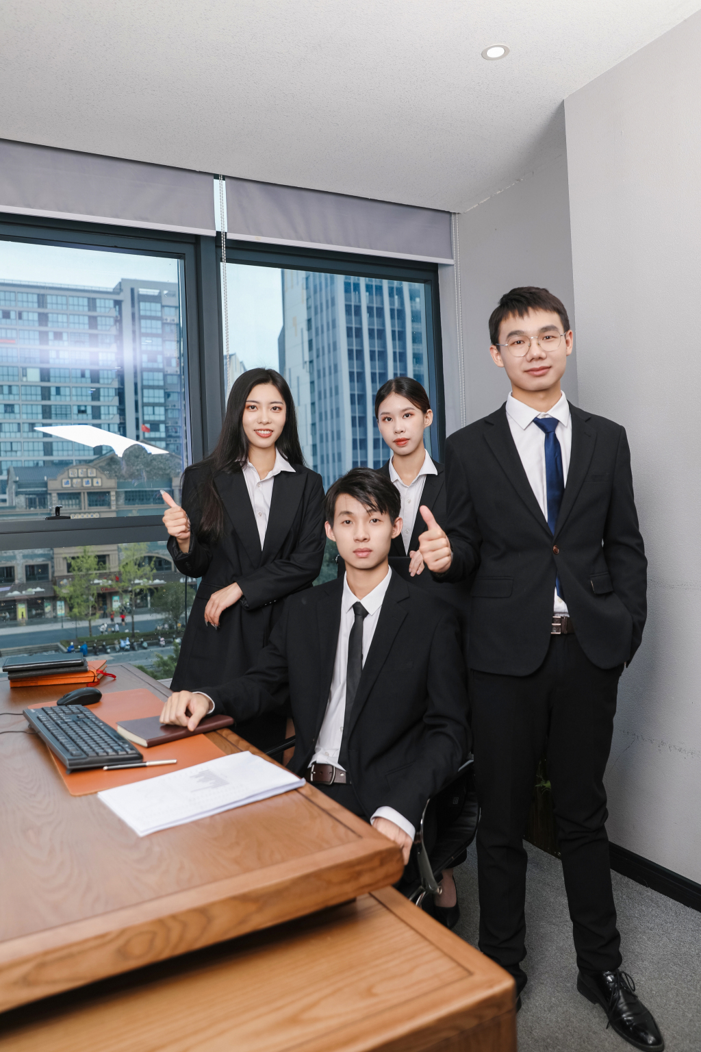 西裝企業(yè)團隊企業(yè)辦公室人物攝影圖片素材