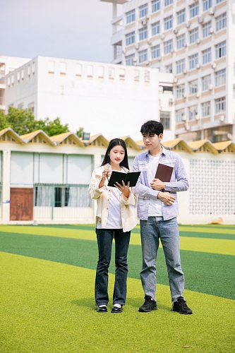 青春校园毕业季男生女生人物摄影图片