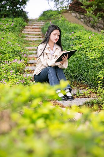 青春校园毕业季阅读女生人物摄影图片