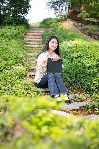 青春校园毕业季阅读女生人物摄影图片