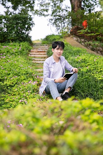 青春校园毕业季阅读男生人物摄影图片