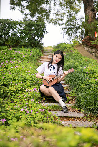 青春校园毕业季弹吉他女生人物摄影图片