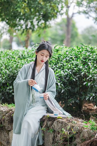 古风汉服品茗采茶少女人物摄影图片