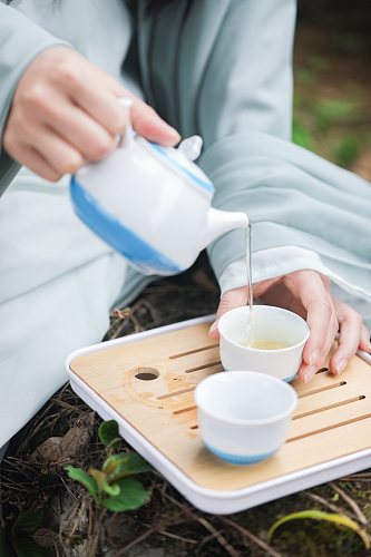 古风汉服品茗采茶少女人物摄影图片