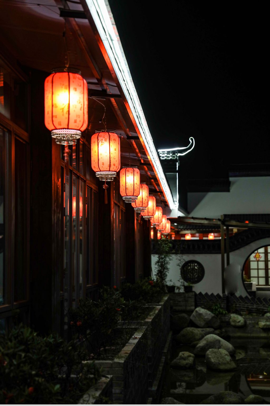 餐馆的古风传统木制建筑屋檐摄影图片素材