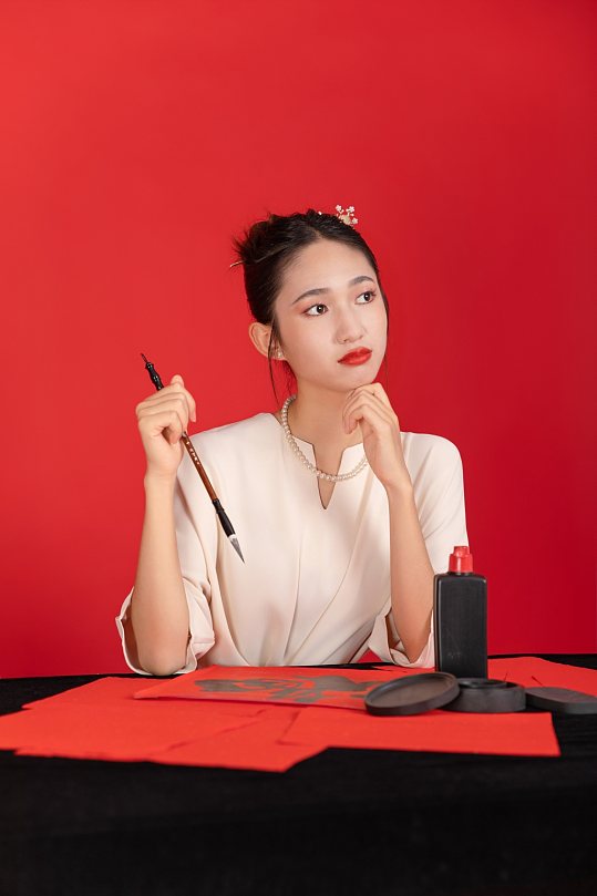 连衣裙国潮新中式春节美女人物摄影图片-众图网