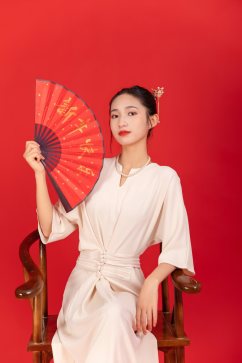 连衣裙国潮新中式春节美女人物摄影图片