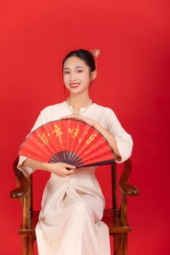 连衣裙国潮新中式春节美女人物摄影图片