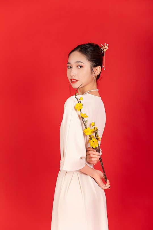 连衣裙国潮新中式春节美女人物摄影图片-众图网