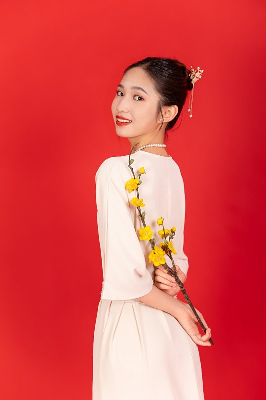 连衣裙国潮新中式春节美女人物摄影图片