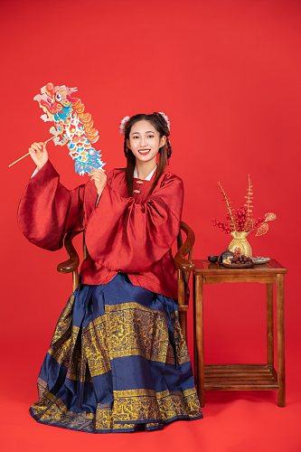龙年汉服国潮新中式春节美女人物摄影图片