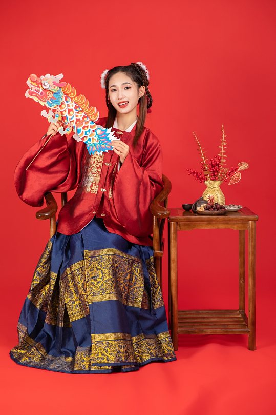 龙年汉服国潮新中式春节美女人物摄影图片
