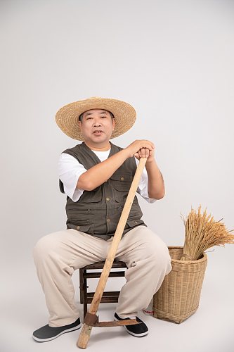 丰收稻谷憨厚朴实农民人物摄影图片