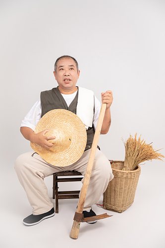 丰收稻谷憨厚朴实农民人物摄影图片