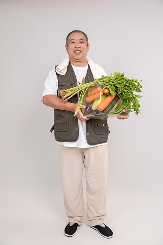 拿瓜果蔬菜憨厚朴实农民人物摄影图片