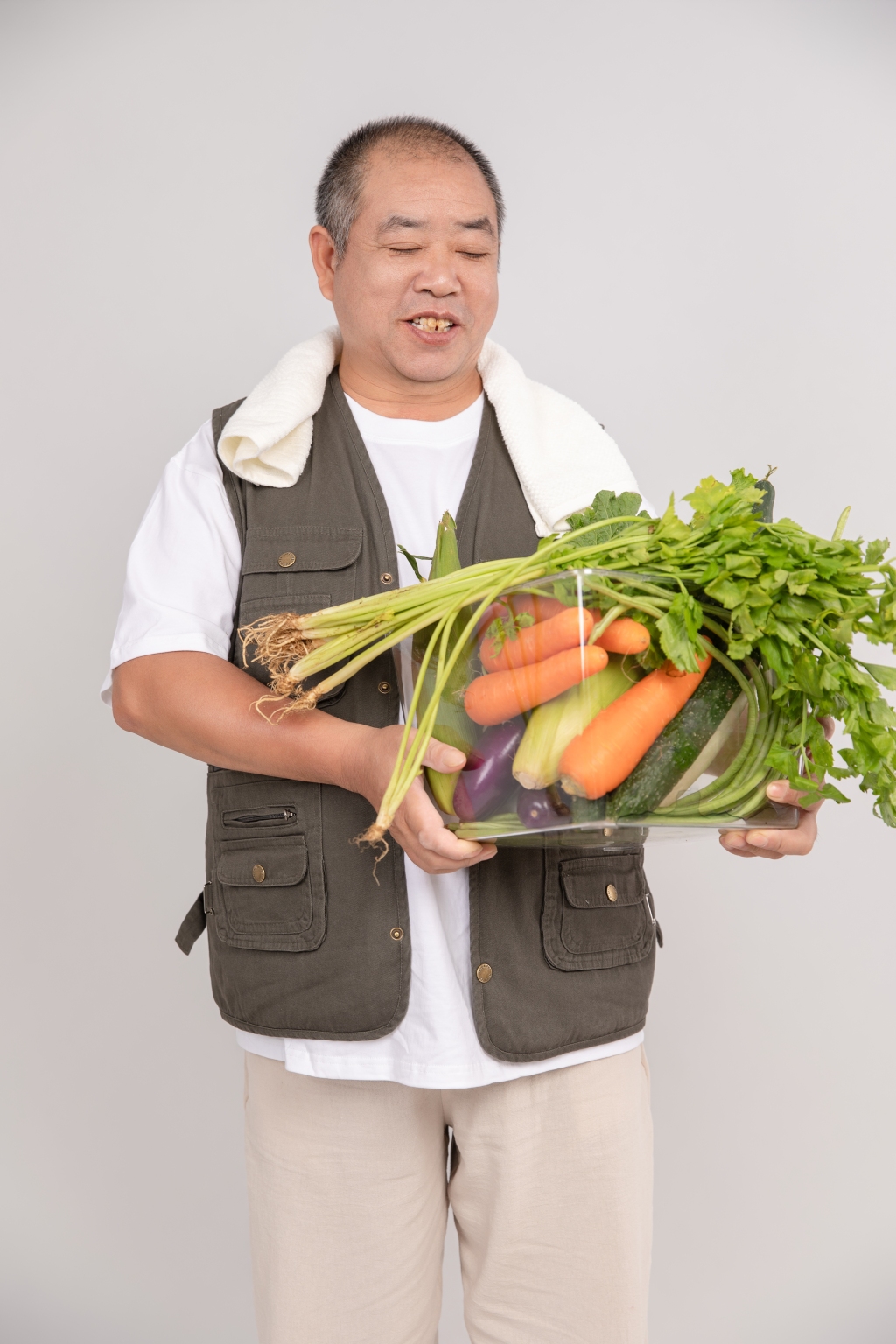 拿瓜果蔬菜憨厚朴实农民人物摄影图片素材