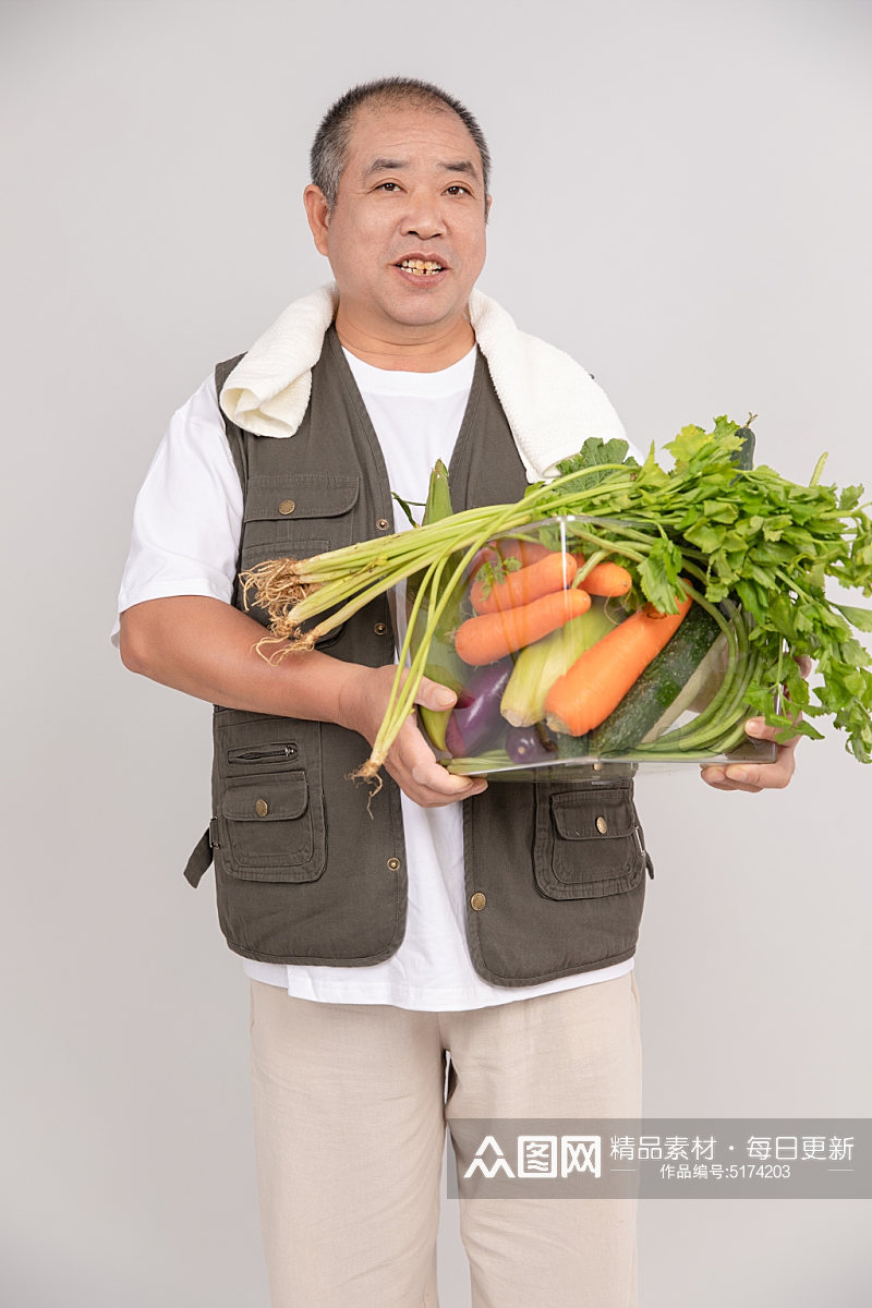 拿瓜果蔬菜憨厚朴实农民人物摄影图片素材