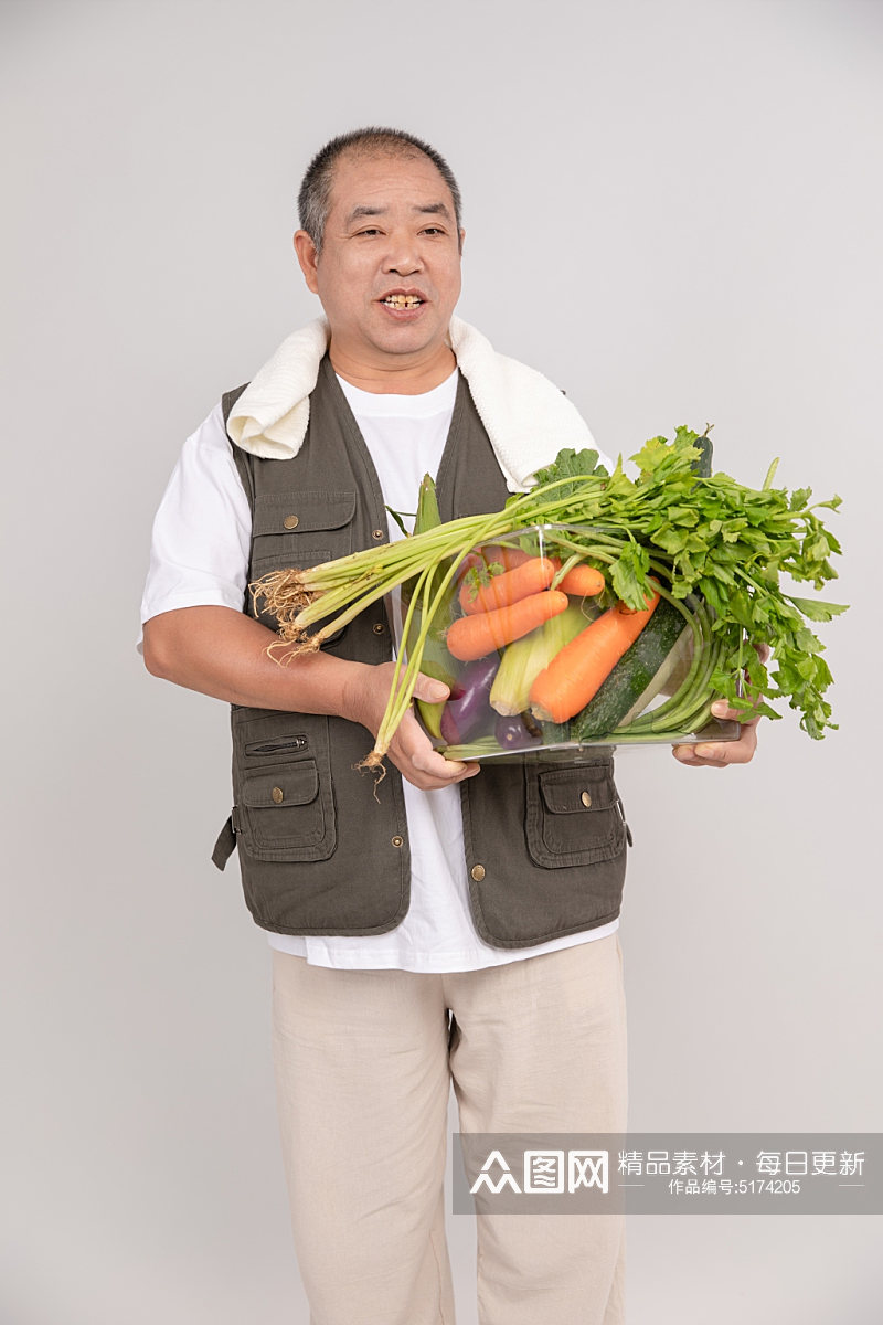 拿瓜果蔬菜憨厚朴实农民人物摄影图片素材