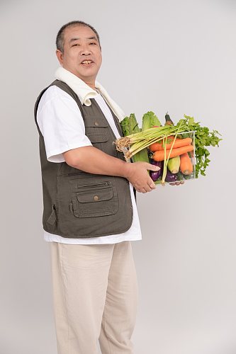 拿瓜果蔬菜憨厚朴实农民人物摄影图片