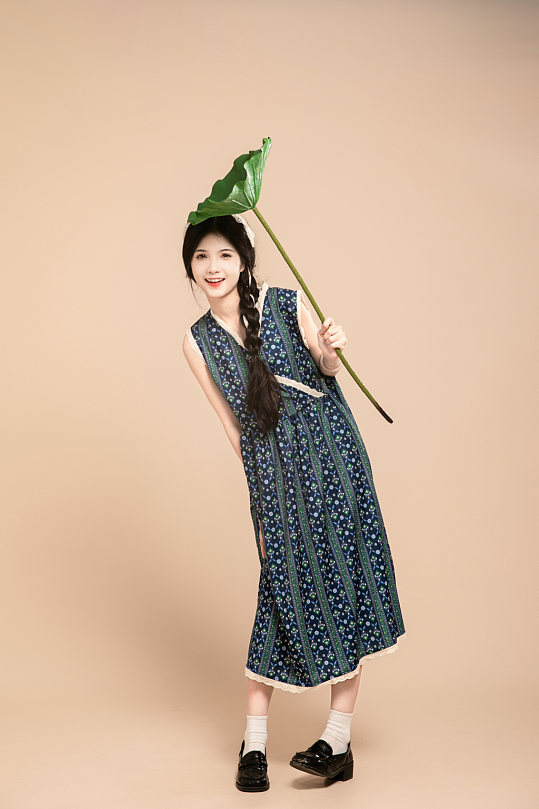 复古宽松连衣裙夏季稻田女生人物摄影图片-众图网