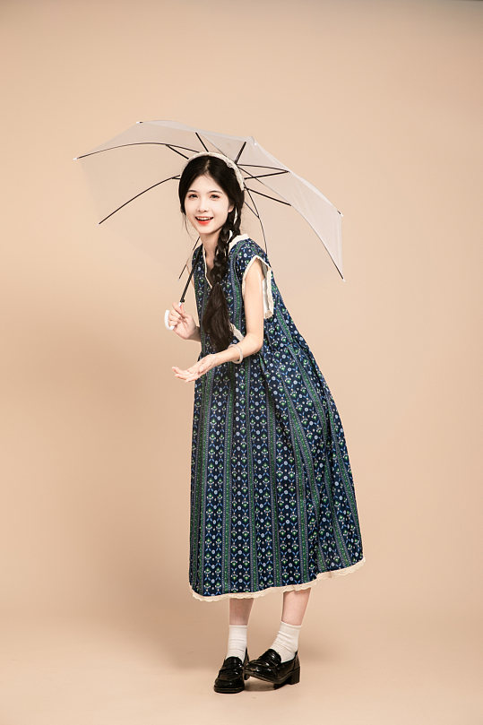 复古宽松连衣裙夏季稻田女生人物摄影图片-众图网