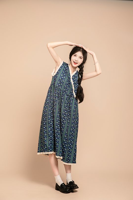 复古宽松连衣裙夏季稻田女生人物摄影图片-众图网