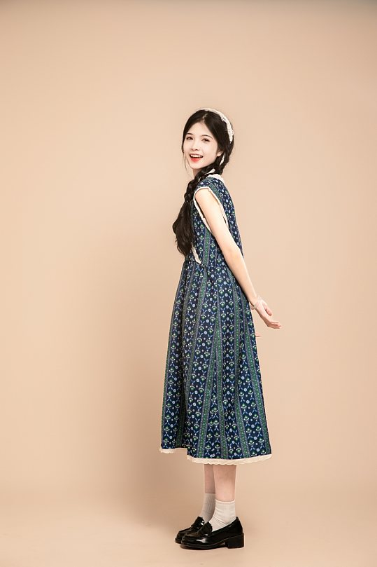 复古宽松连衣裙夏季稻田女生人物摄影图片-众图网