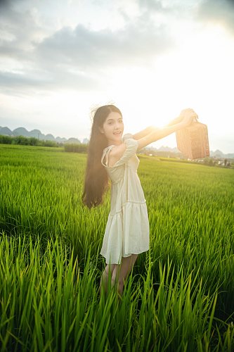 露肩短袖连衣裙夏季稻田女生人物摄影图片