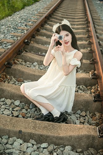 露肩短袖连衣裙夏季稻田女生人物摄影图片